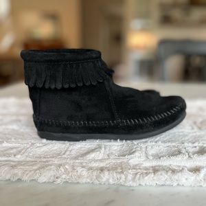 Minnetonka Moccasins black size 2 booties